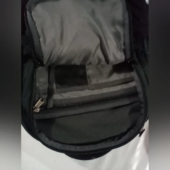 🏞Green North Face Recon Backpack (lots of pockets)🏞